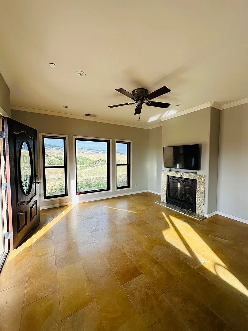 Serene 2-Bedroom Mountain Retreat with Stunning Views — Photo 4