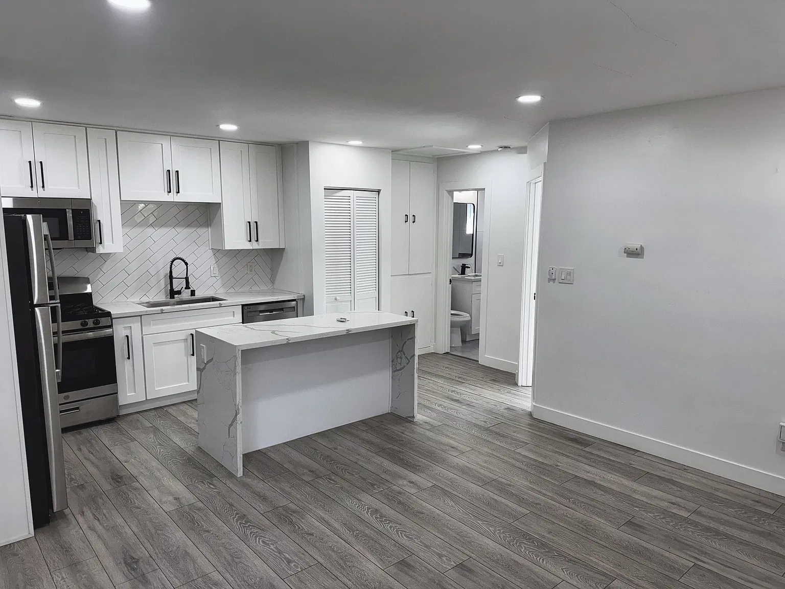 1 bed, 700 sqft, $2,700 — Photo 3