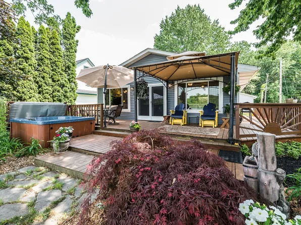 4357 Shoreview Ln, Whitmore Lake, MI 48189