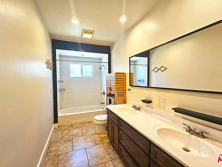 648 N Heliotrope Dr — Photo 20