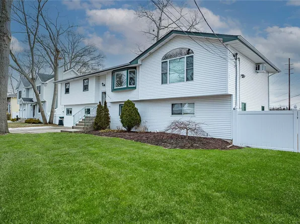 1011 Mccall Avenue, Bay Shore, NY 11706