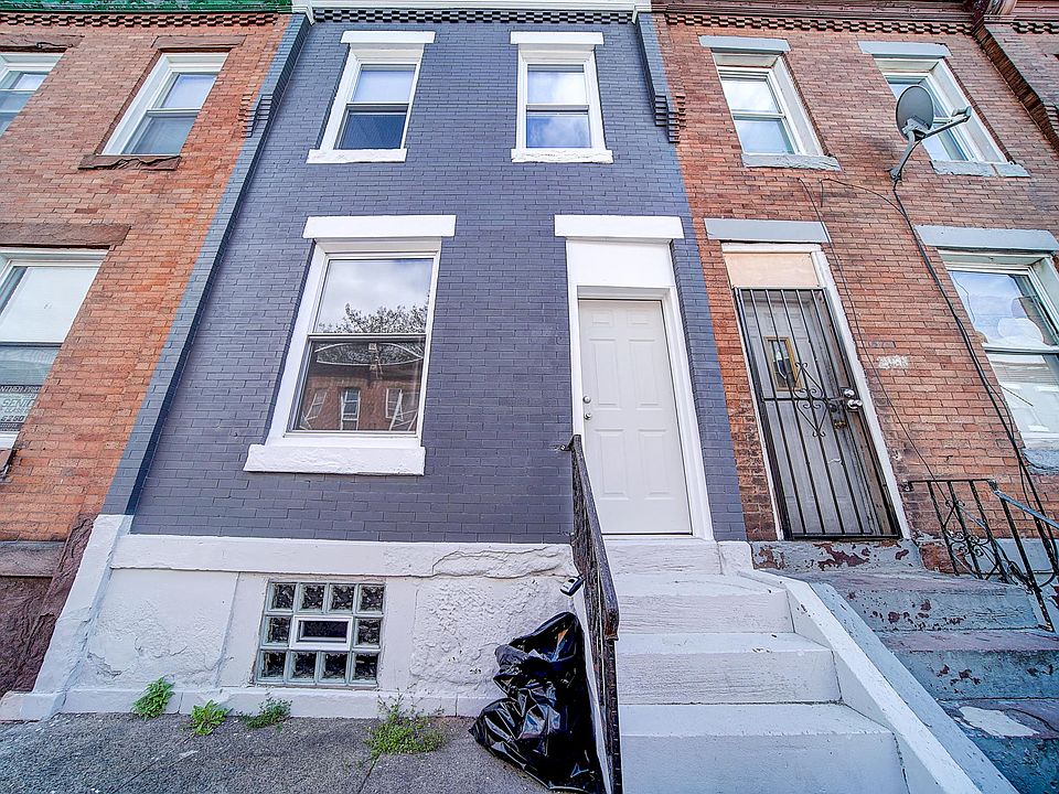 The house is equipped with a fridge, stove, and A/C.