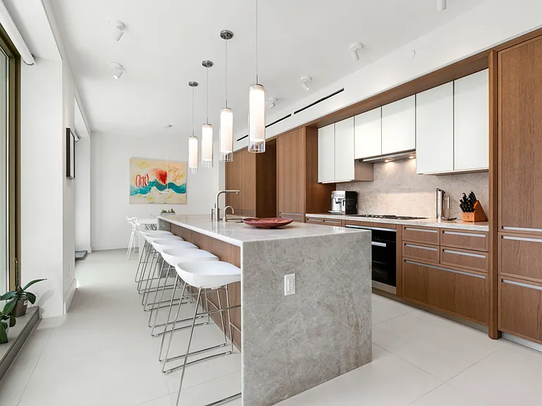 117 W 21st St #PHA — Photo 1