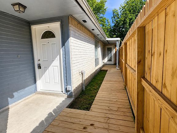 2nd image of 3105 Oak Rock Cir
