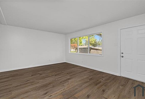 4th image of 250 Meadowcrest Dr