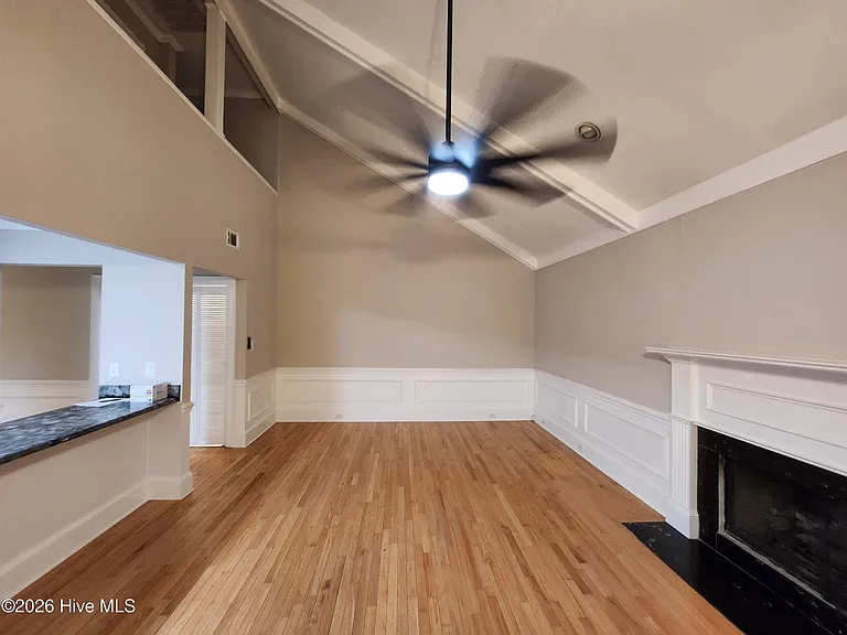 624 Crown Point Dr — Photo 2