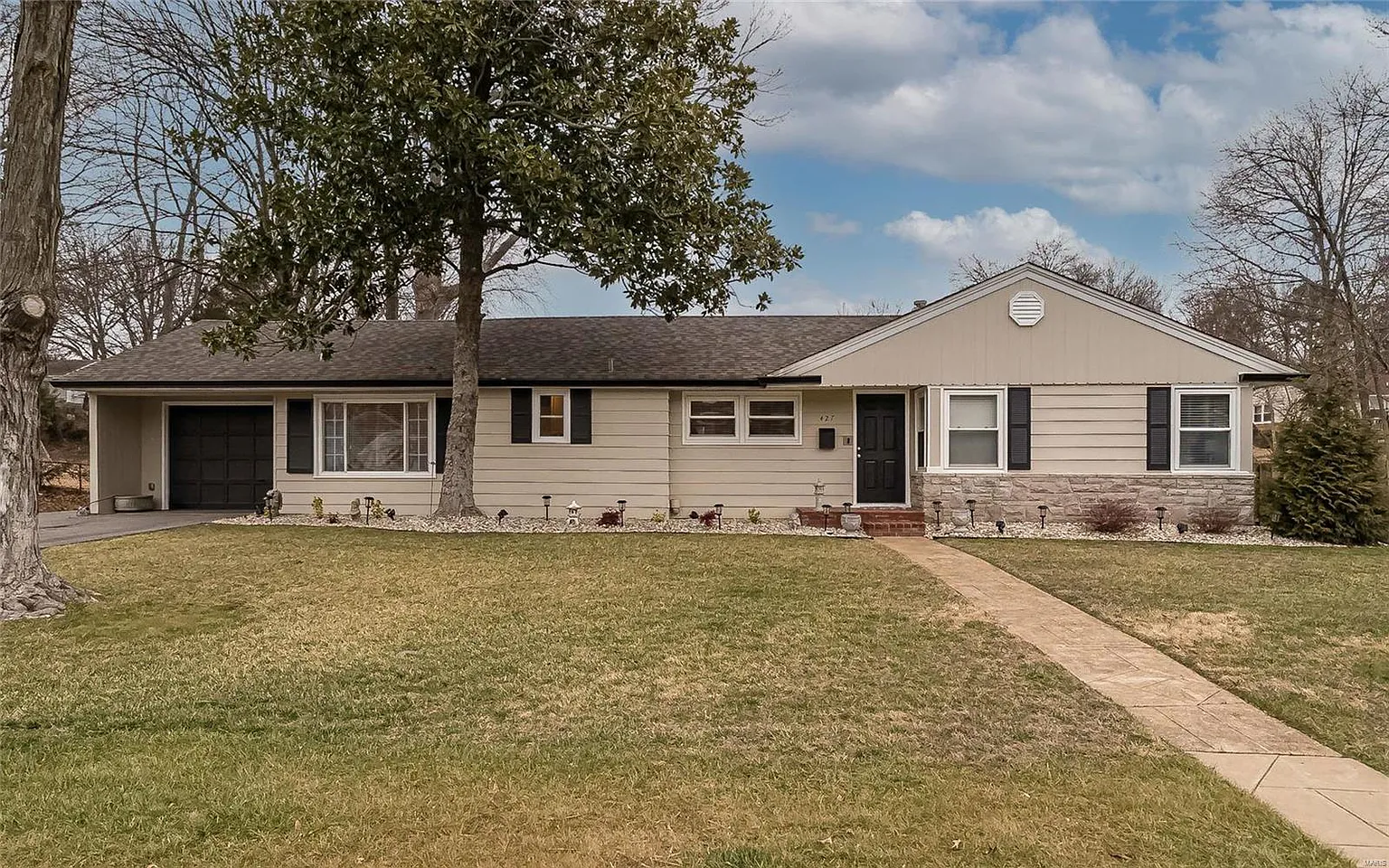 427 Fieldcrest Dr photo 1