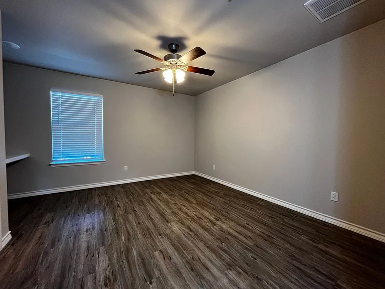 Stunning 4 Bedroom Near Tech — Photo 34