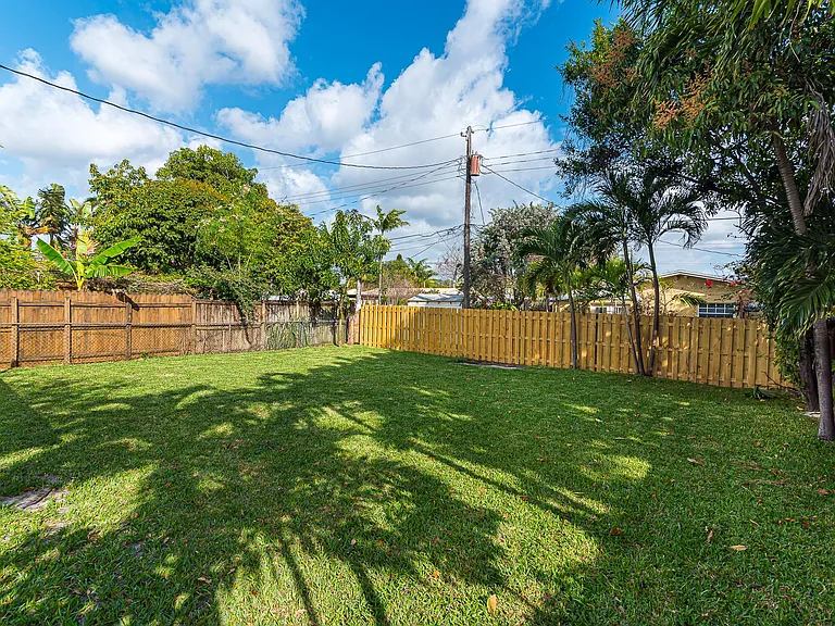 233 SW 21st St — Photo 15