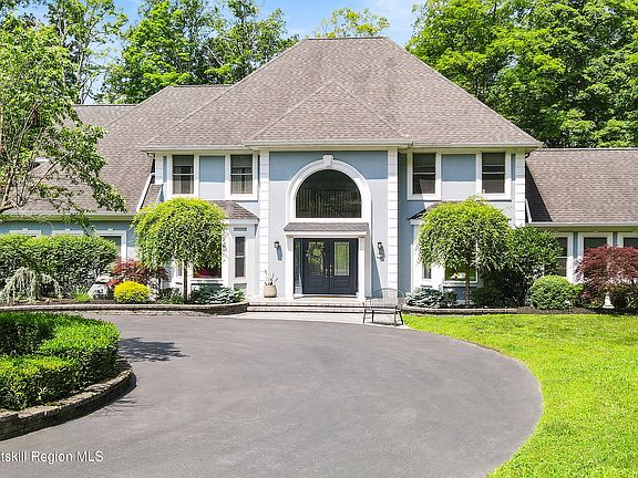 2nd image of 115 Autumn Chase Drive