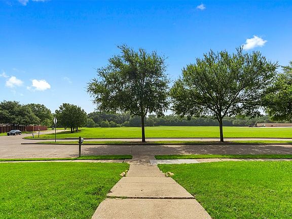 4th image of 1913 Country Club Dr