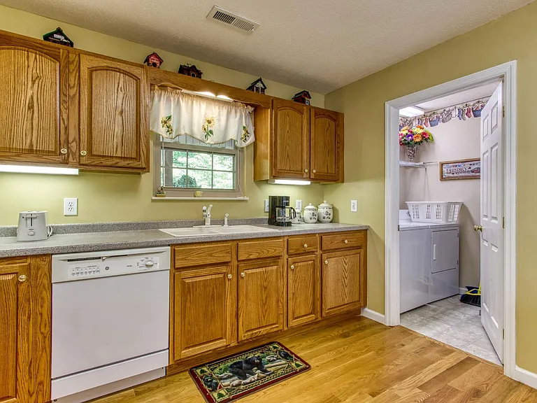 2913 Barnes Dr — Photo 7