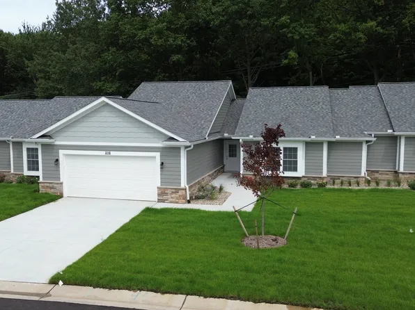 2114 Carriage Hill Cir, Lapeer, MI