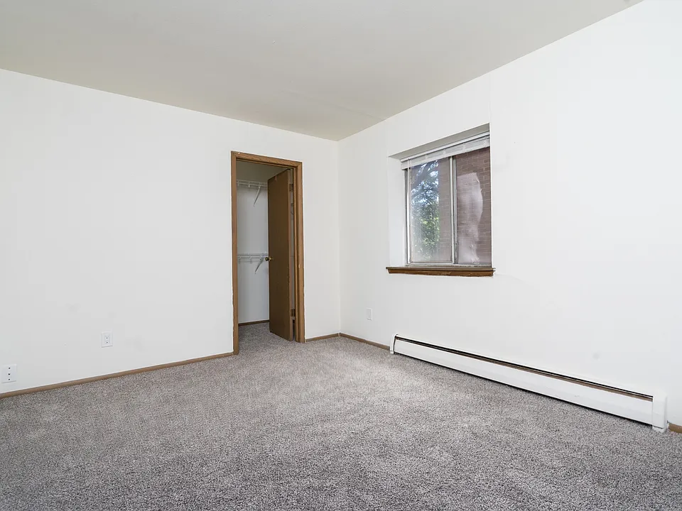 2 Bed / 1 Bath - 1000 SF - Bedroom