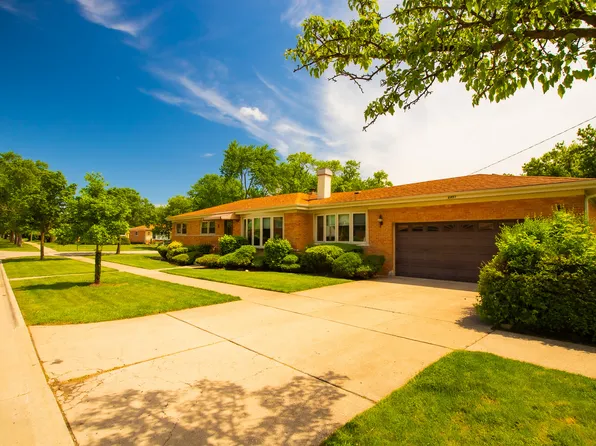 6851 W Dobson St, Niles, IL 60714