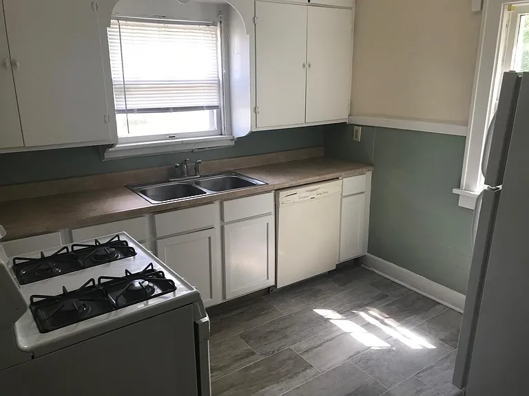 710 Corby Blvd — Photo 4