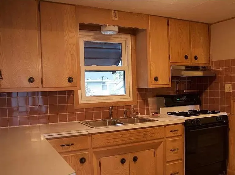 1442 Creighton Ave — Photo 2