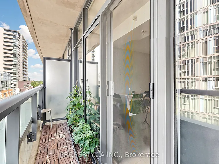 36 Lisgar St #819W — Photo 11