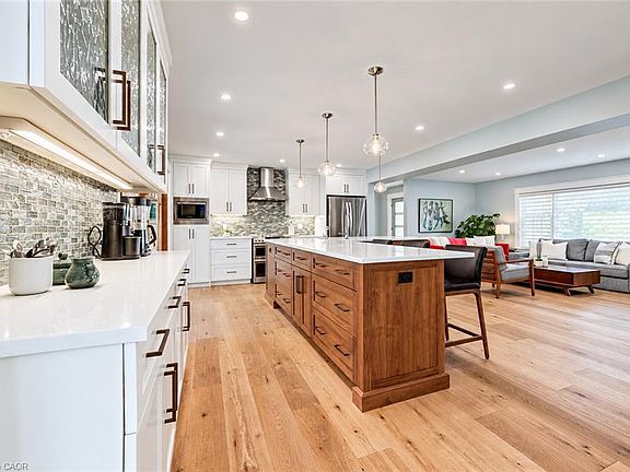 4th image of 656 Westmount Rd W