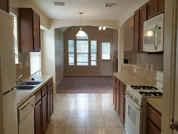 4 bed, 2.5 bath, 2426 sqft, $2,415 — Photo 2