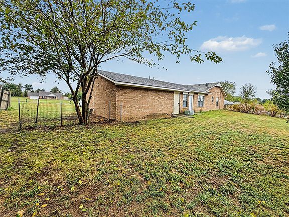 3rd image of 18333 Hilltop Cir