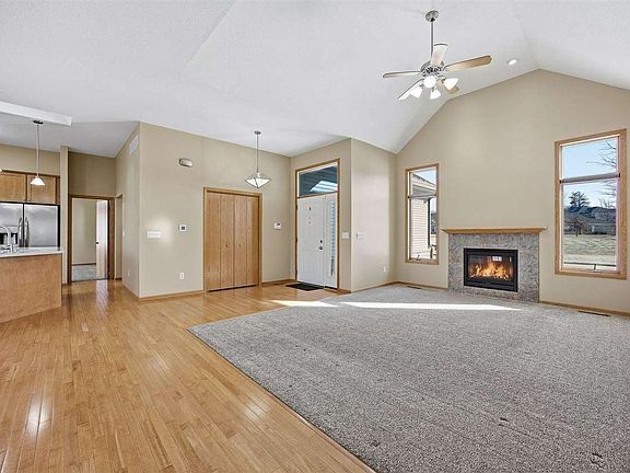 5th image of 220 Scott Dr