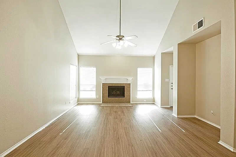 4 bed, 2.5 bath, 2721 sqft, $2,595 — Photo 4