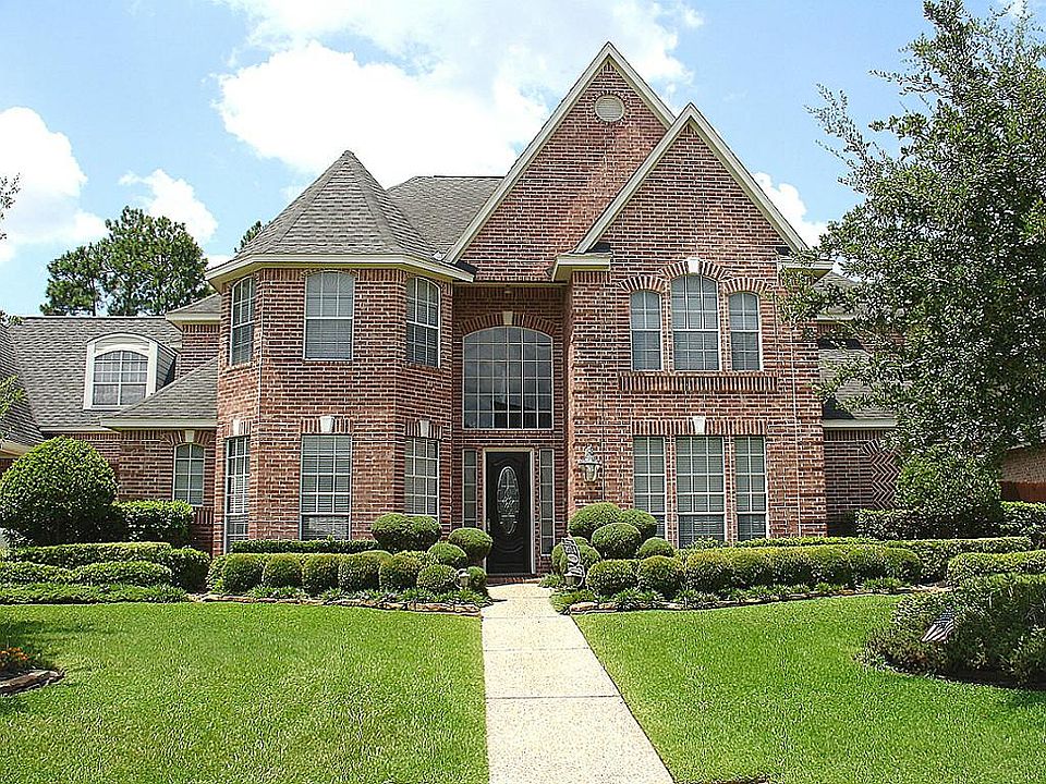 FABULOUS ELEVATION AND FABULOUS AMENITIES: 15214 HILLTOP VIEW DR.!