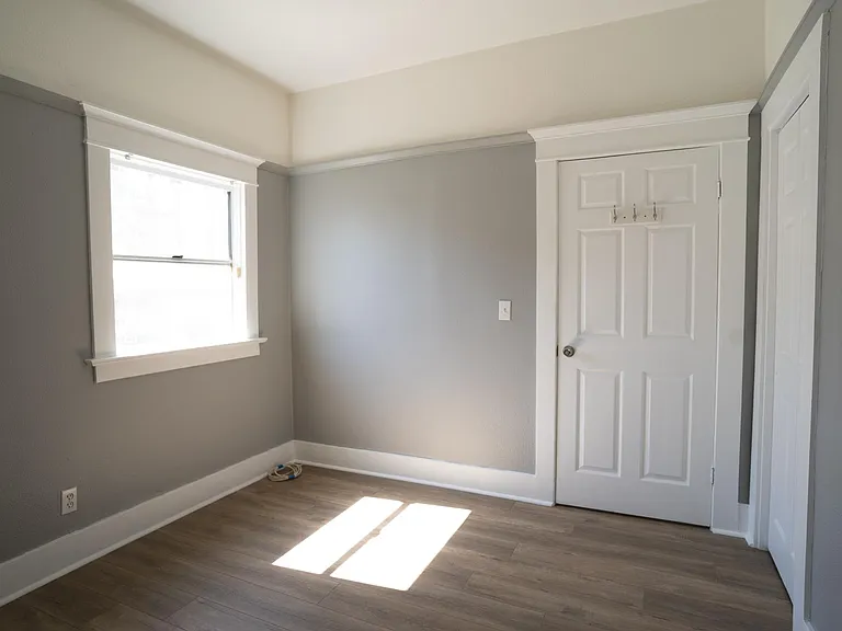 3855 S Budlong Ave — Photo 14