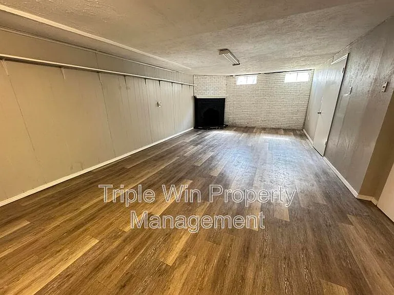 513 Coachway Ln — Photo 32
