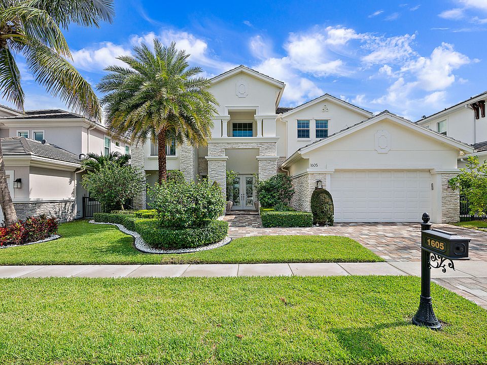 1st image of 1605 E Hemingway Dr