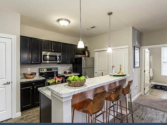 2nd image of 910 Polaris Grand Dr APT B