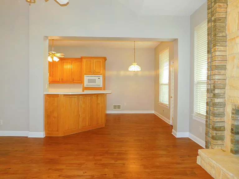 502 Hillcrest Ln — Photo 8