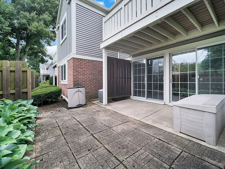 1671 Grosvenor Cir #B — Photo 14