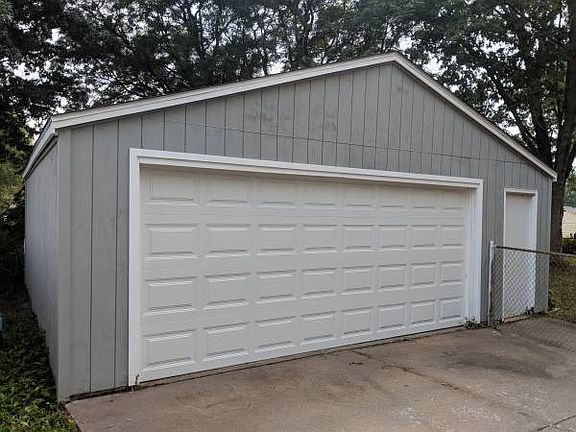 2 1/2 stall garage New door