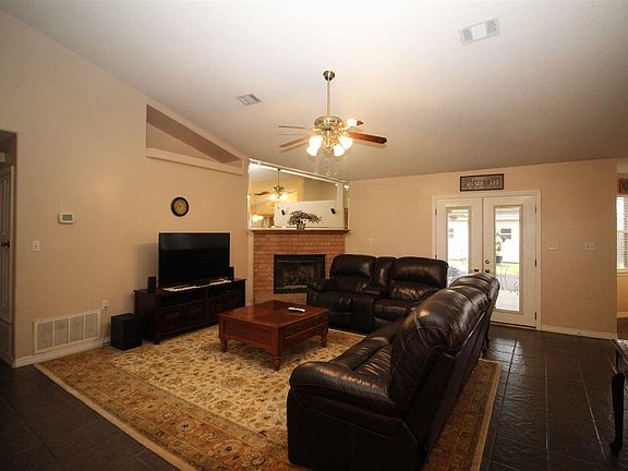 3rd image of 404 Thorn Ct