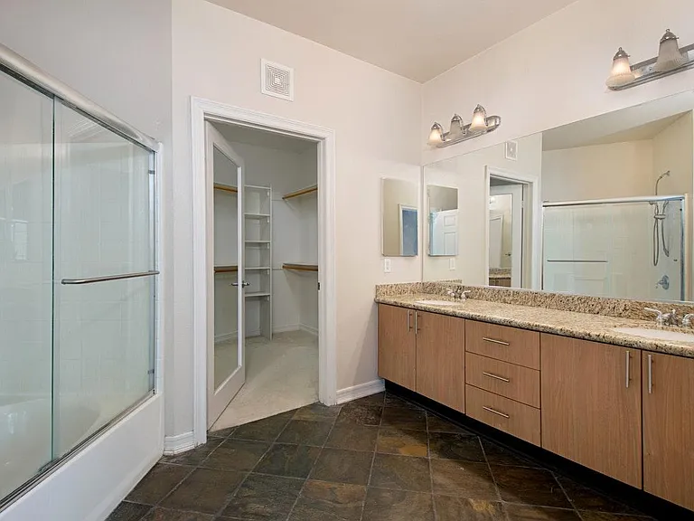 The same view with an empty closet