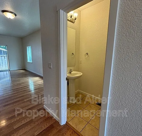 345 Norway St NE — Photo 17
