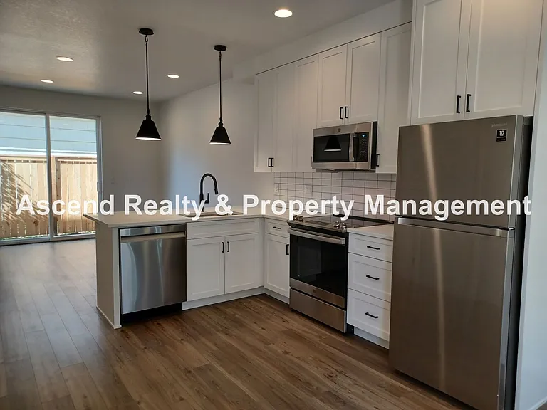 5311 NE 14th Pl — Photo 5