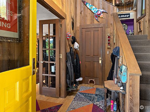 Upon entering, you can travel upstairs or enter into the great room; only after unloading your personal items from the long day in this great entrance area.>