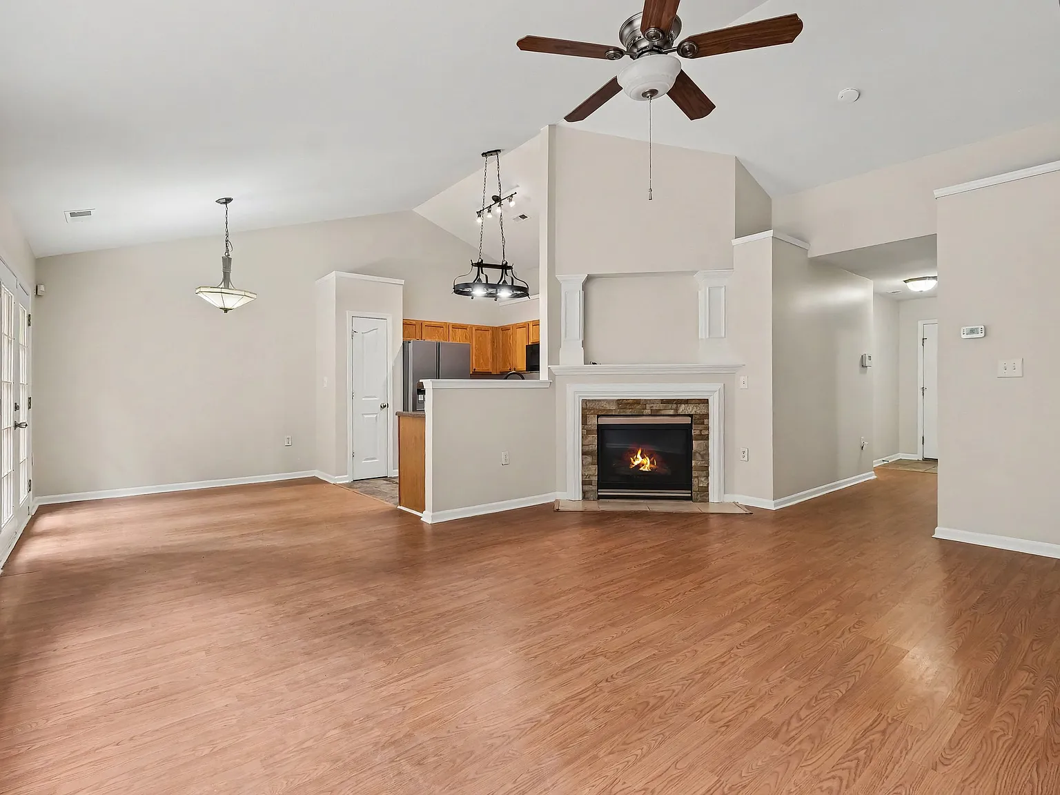 3 bed, 1606 sqft, $2,200 — Photo 3