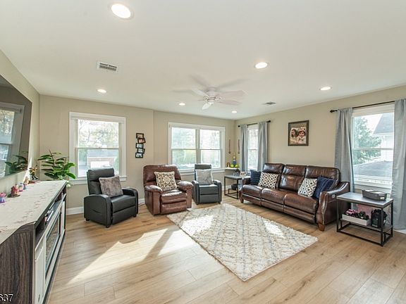 3rd image of 773 Union Blvd