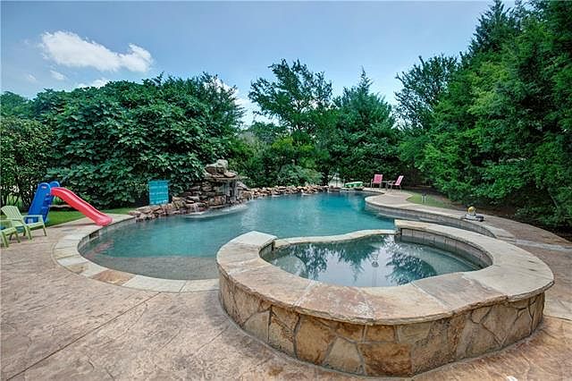 1st image of 121 Winsley Cir