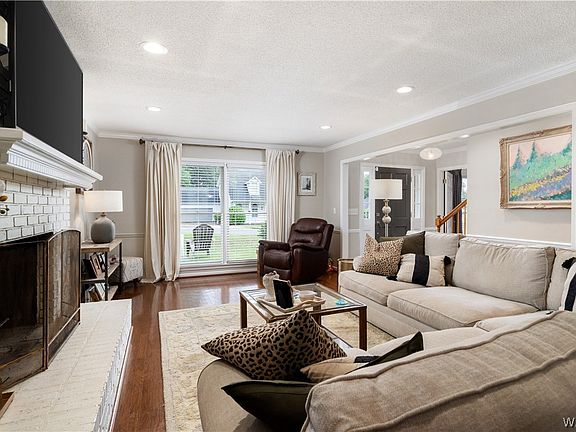 3rd image of 735 Fair Oaks Ln