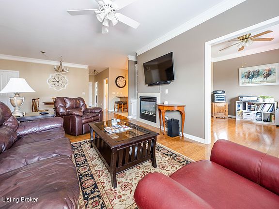 3rd image of 330 Rosewood Dr
