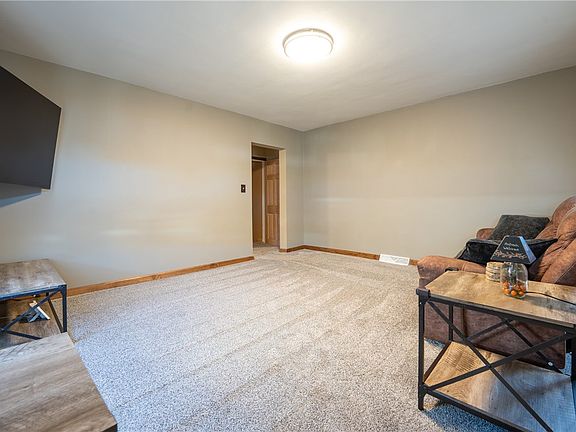 3rd image of 1327 Poplar St