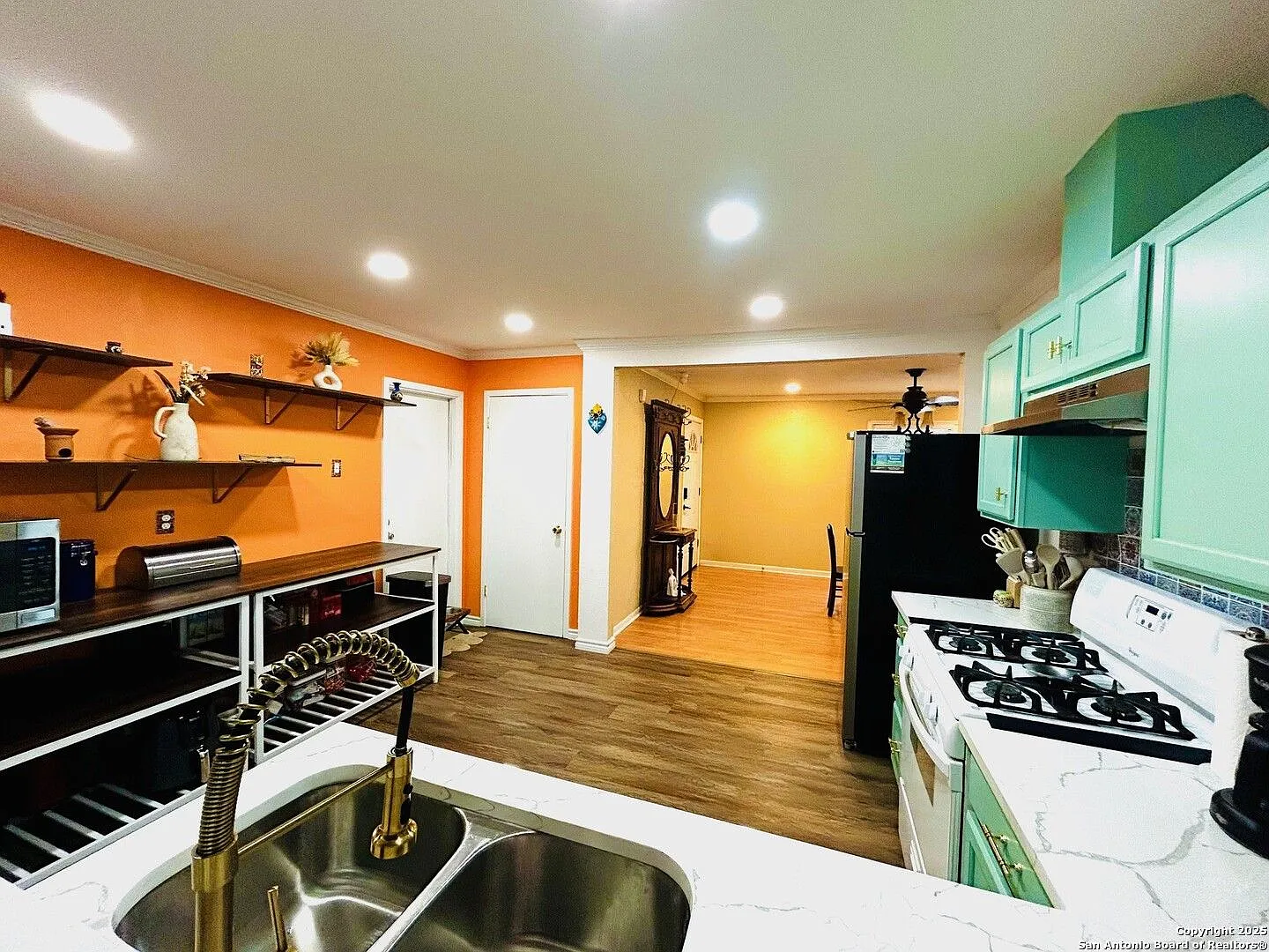Charming 3 Bedrooms 2 Bathrooms House near I-37 and Downtown — Photo 4