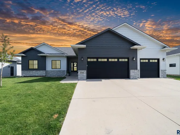 2301 E Mary Moore Dr, Tea, SD 57064