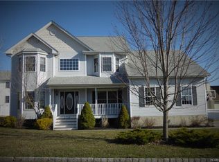 2724 Colonial Dr, New Windsor, NY 12553