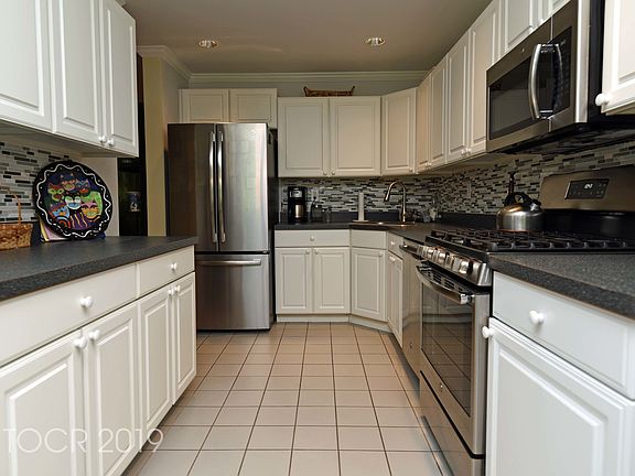 5th image of 15 Underhill Dr